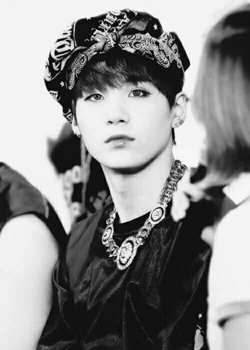 Suga blanco y negro 😍😍 | ARMY's Amino Amino