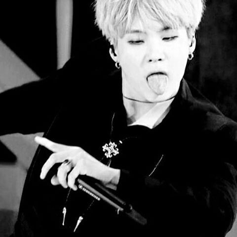 Suga blanco y negro 😍😍 | ARMY's Amino Amino