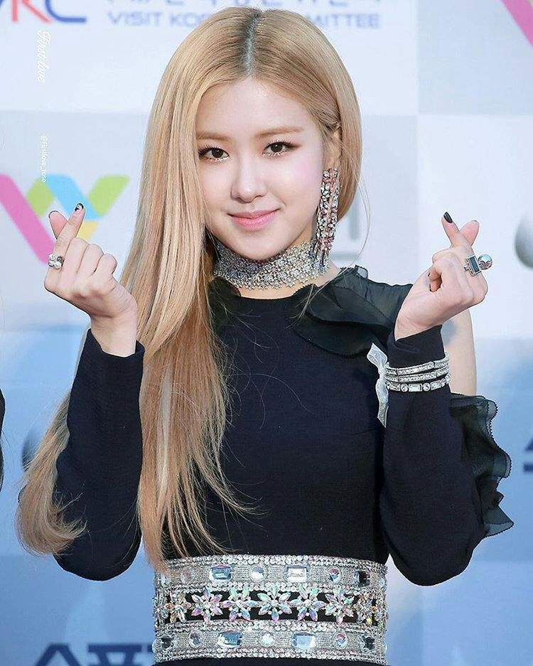 BLACKPINK SLAYING OUTFITS: ROSÉ | BLINK (블링크) Amino