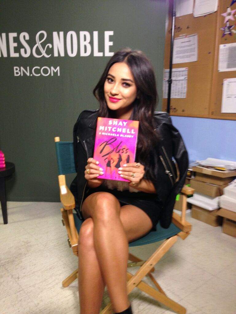 bliss por shay mitchell pequenas mentirosas amino amino bliss por shay mitchell pequenas