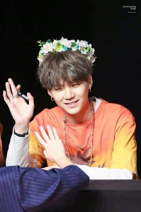 Suga waving | ARMY's Amino