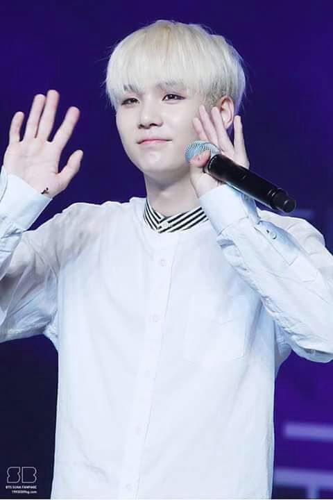 Suga waving | ARMY's Amino