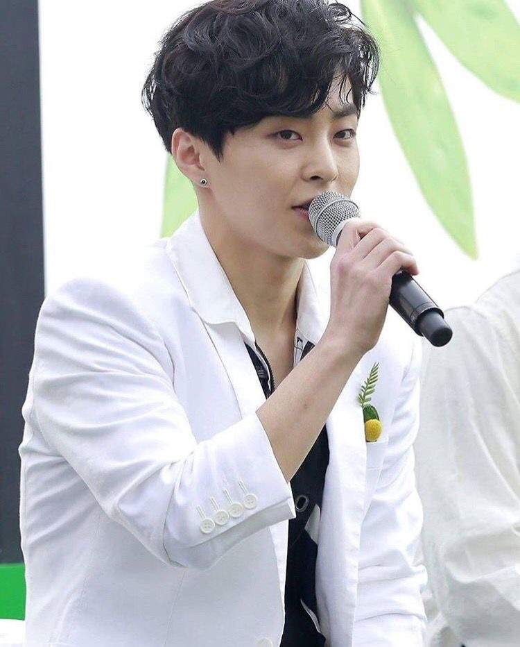 Xiumin with black hair. | EXO (엑소) Amino