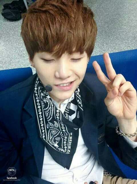 Suga doing peace sign | ARMY's Amino