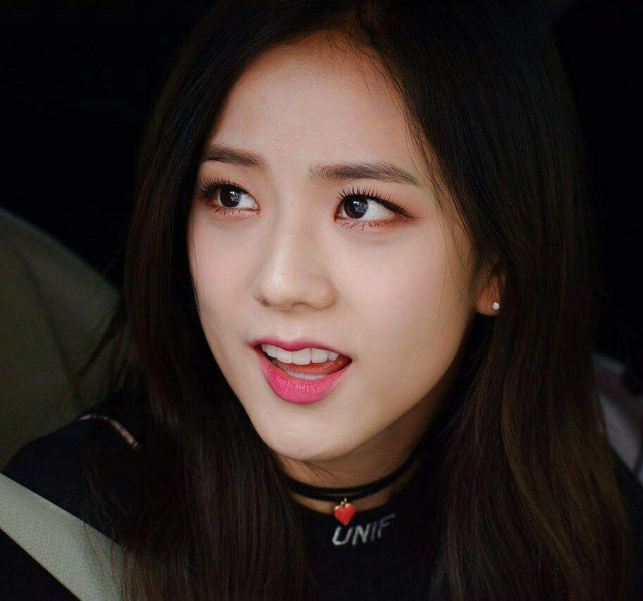 Jisoo in the car😍😍 | Kim Jisoo Amino