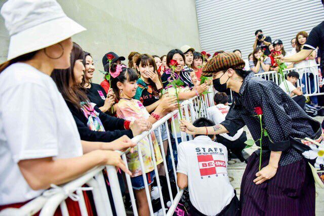 G Dragon Gifts Fans With Roses At Osaka Concert Big Bang Amino Amino