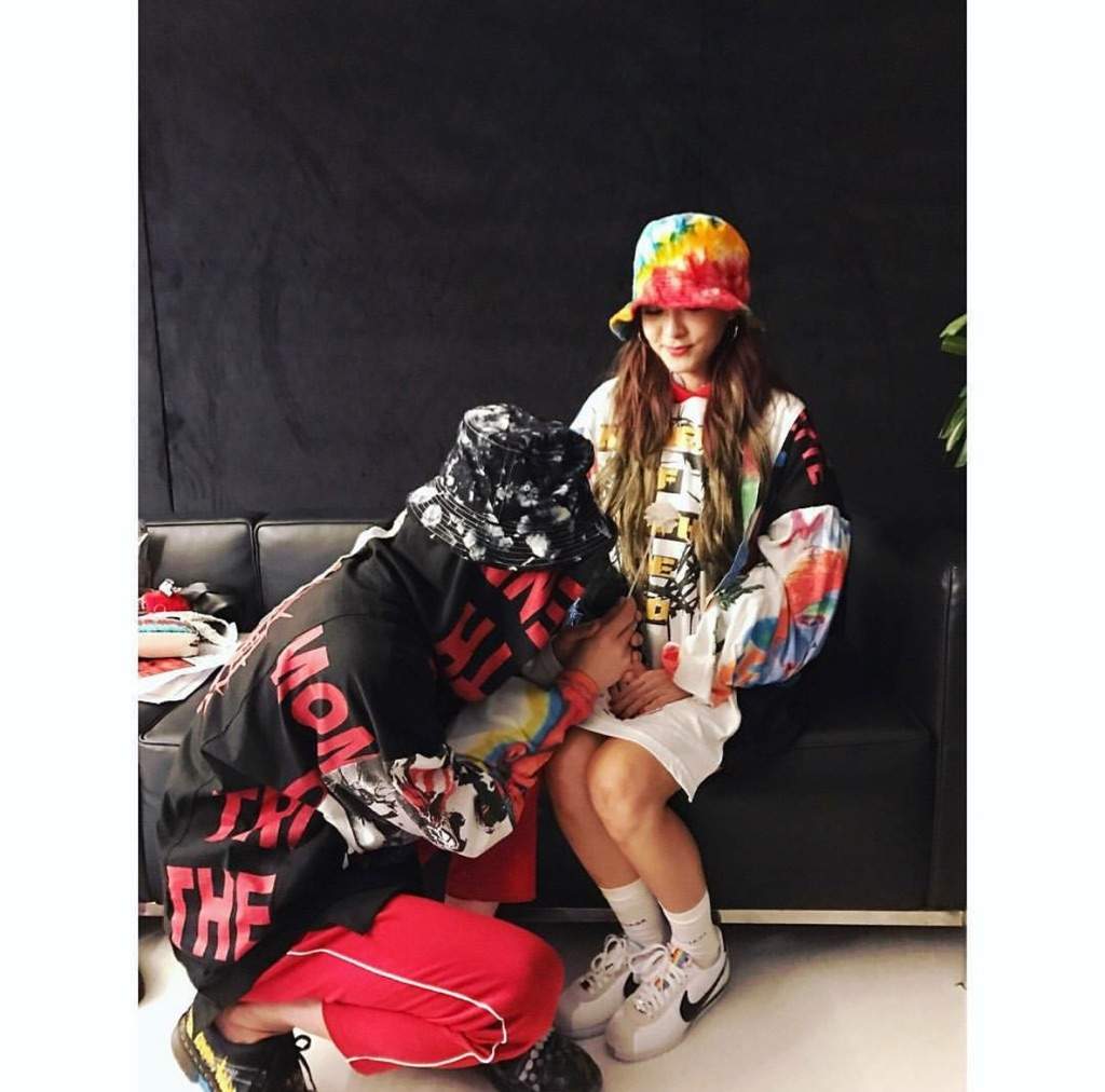 G Dragon And Dara Backstage Motte Manila K Pop Amino