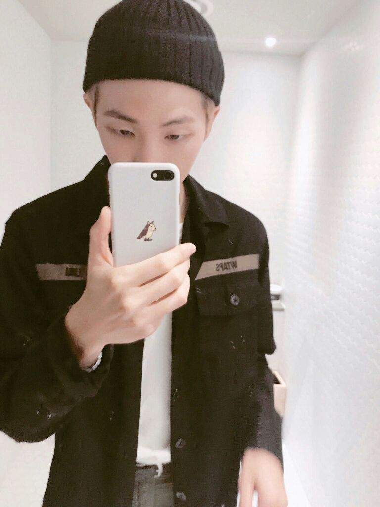 👑Stories of Namjoon and his mirror selcas! | ARMY's Amino