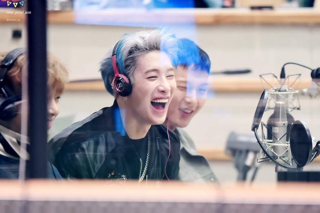 Wonho's White and Blue Hair Transformation - wide 5
