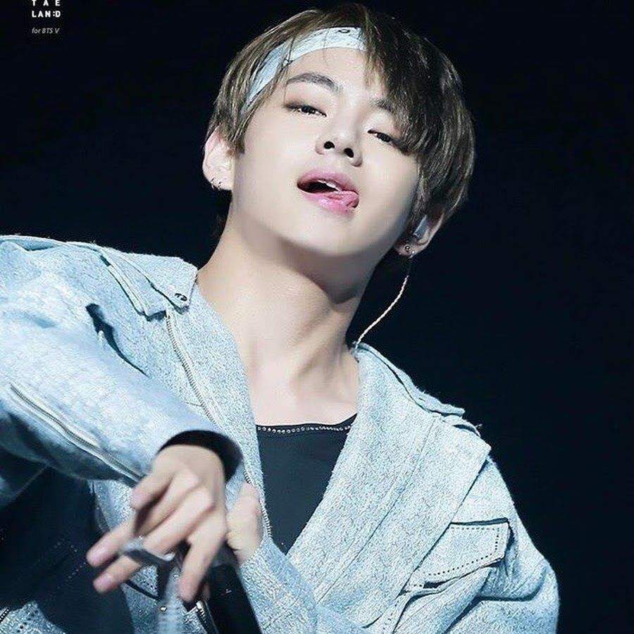 taehyung looks at you, then licks his lips. what would you do? | ARMY's