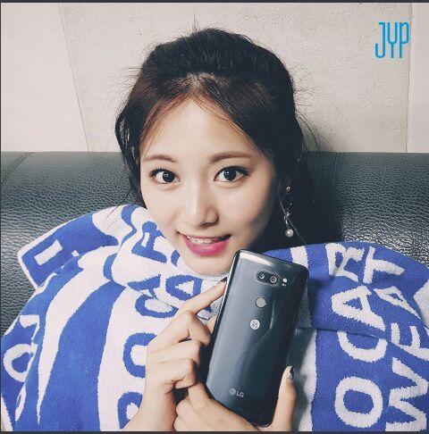 Twice X Lg V30 Momo Tzuyu Twice 트와이스 ㅤ Amino