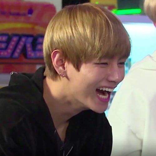 Taehyung laughing 💕 | ARMY's Amino