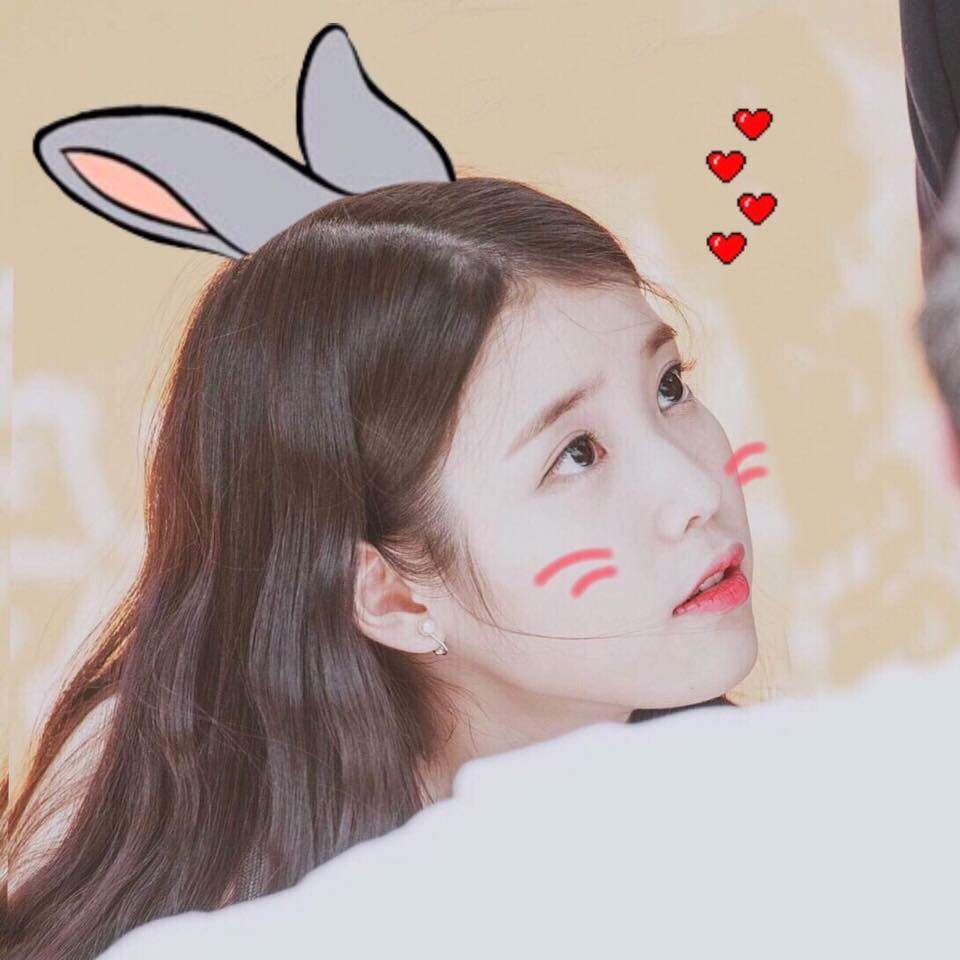 So cute💓💓💓💓 she looks like a kid😢 ️ ️ ️ ️ | IU (Lee Ji Eun 아이유) Amino