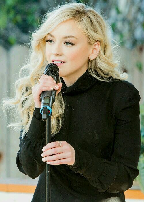 Emily Rebecca Kinney Wiki •walkers Br• Amino