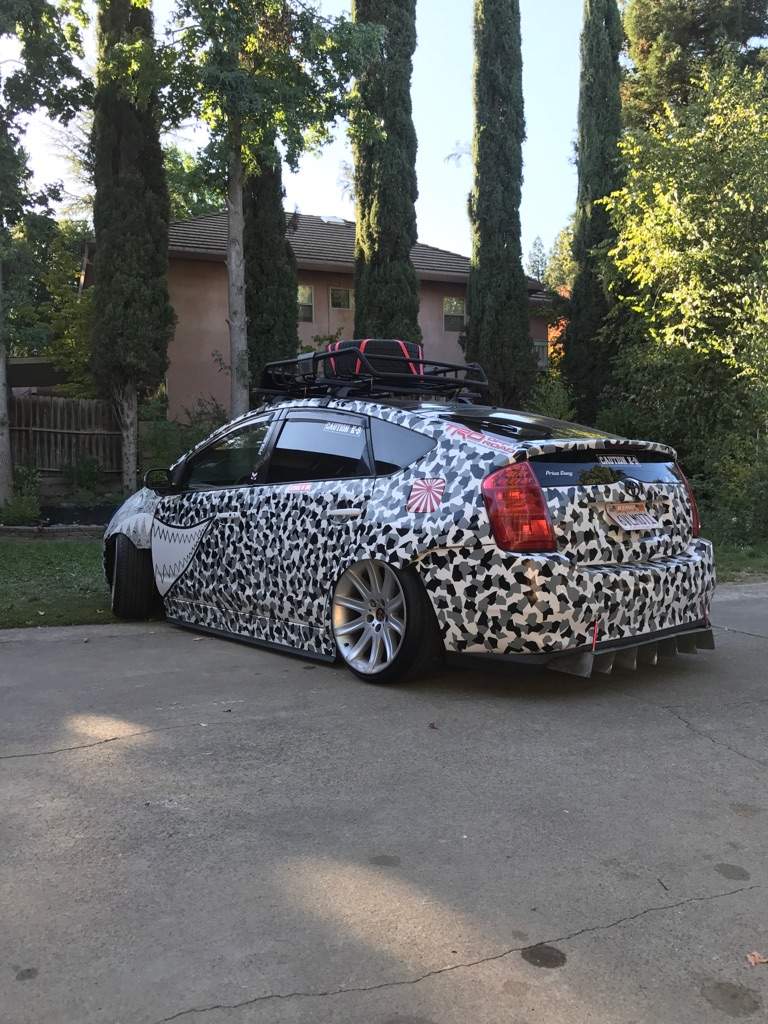 Widebody prius gets more low/new wheel color | Garage Amino