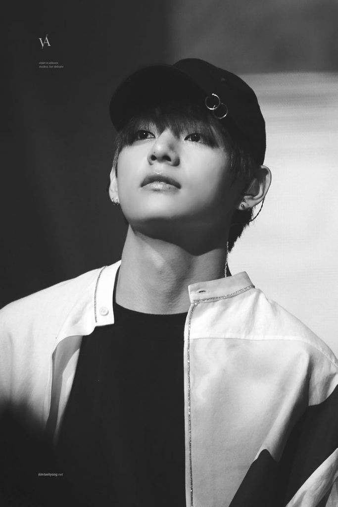 📼 Black & White Taehyung 🎤 | ARMY's Amino