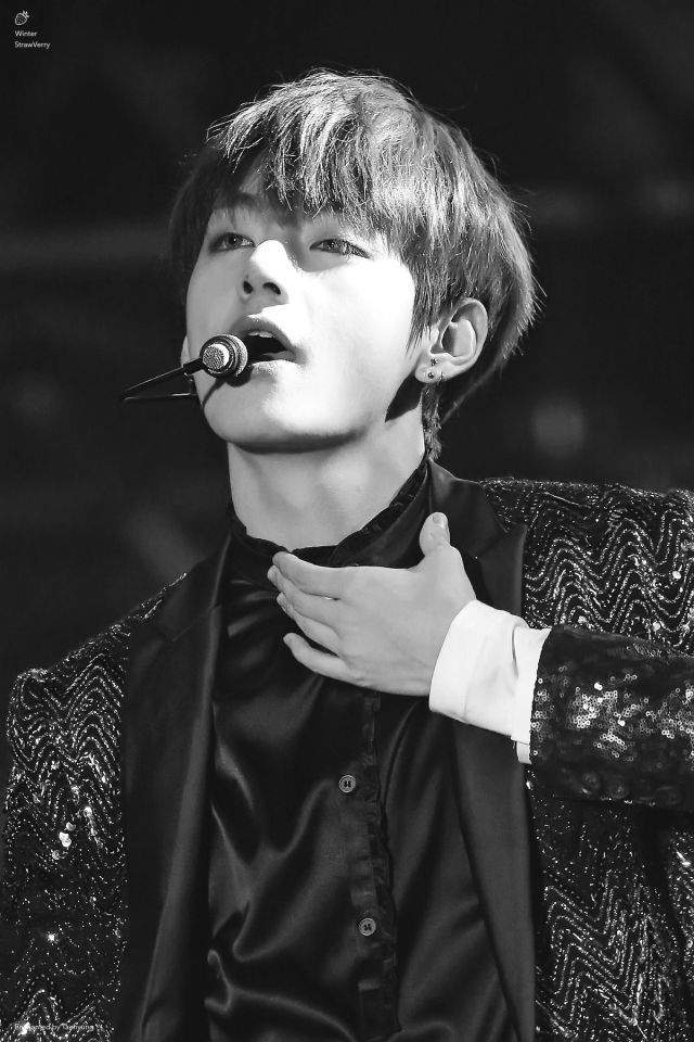 📼 Black & White Taehyung 🎤 | ARMY's Amino