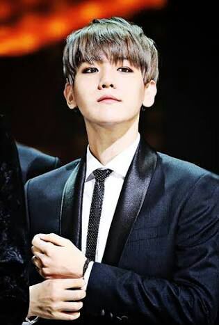 EXO`s Baekhyun is Endlessly Charming in a Suit | EXO (엑소) Amino