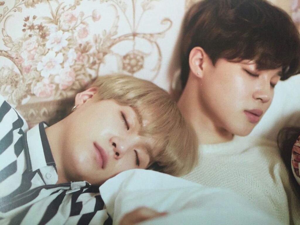 (BTS)sleeping moments.. ARMY's Amino