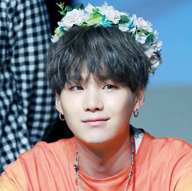 SUGA con corona de flores :3 | ⭐Suga Biased⭐ Amino