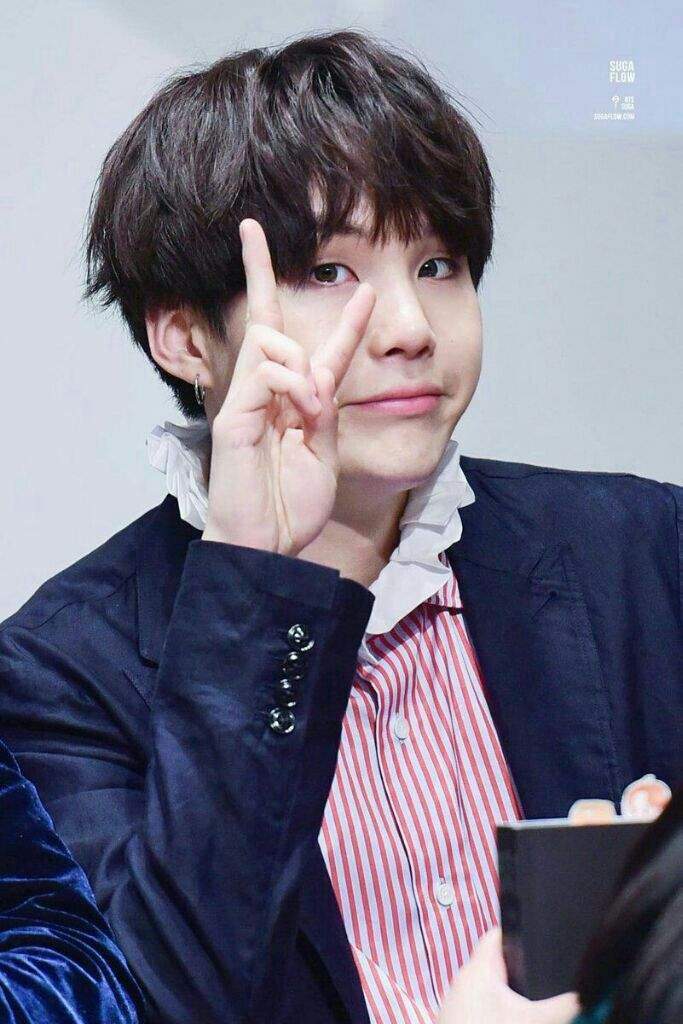 Yoongi and Peace signs | ARMY's Amino