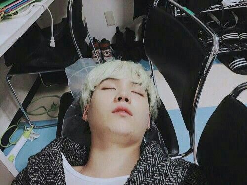 Día 25 ♡ Suga durmiendo ♡ | ARMY's Amino Amino