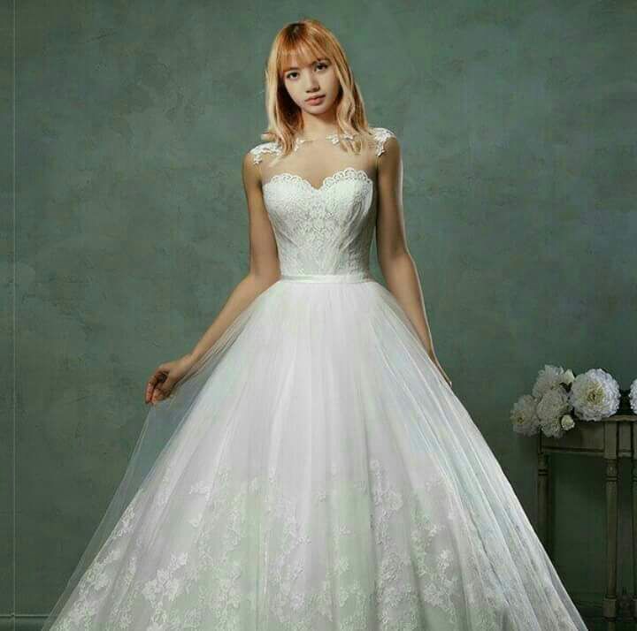 Lisa in wedding gown | Lalisa Manoban Amino