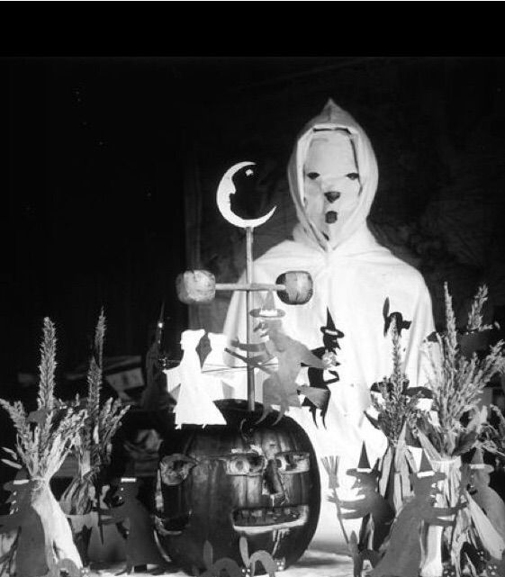 Creepy Halloween Costumes from the Early 1900s Horror Amino