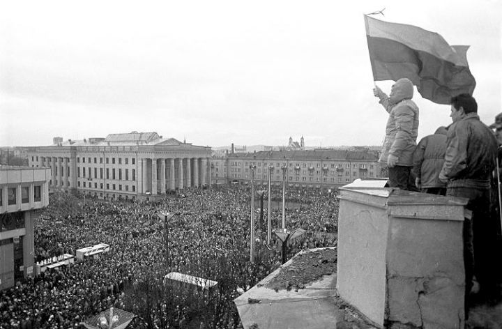 Lithuanian civilians defending the TV tower. | World History Amino