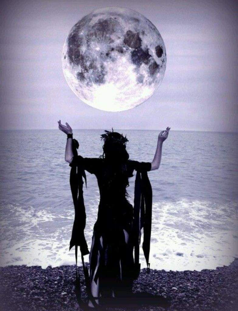 Ведьма и Луна