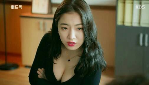 is-it-me-or-does-mad-dog-s-ryu-hwa-young-look-a-lot-like-park-shin-hye