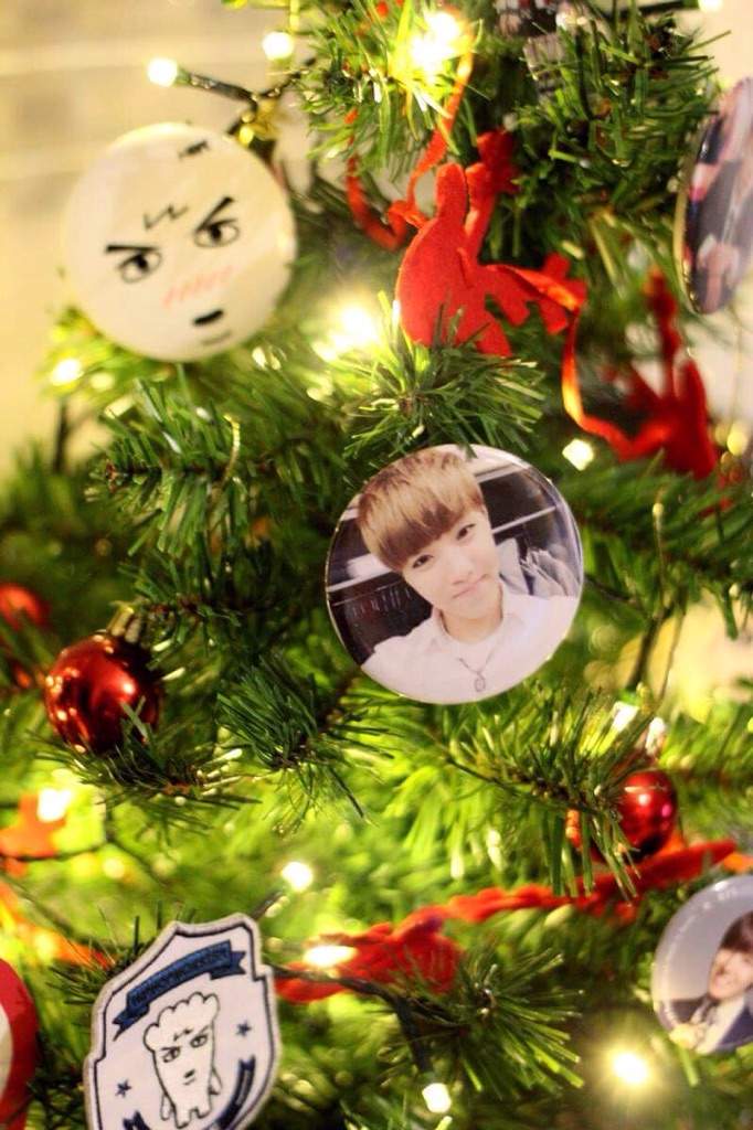 My BTS Christmas tree 🎄 ARMY's Amino