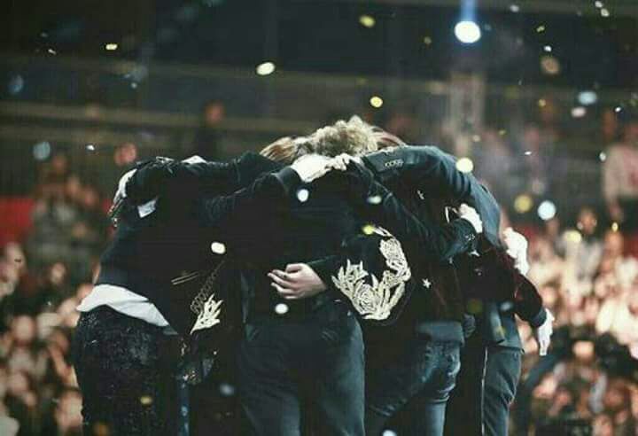 Featured image of post Bts Group Hug Bts group hug after they swept all 4 daesangs at the 2019 mmapic twitter com frlng6v4xh