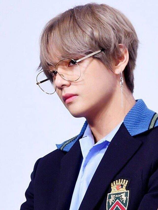 Día 1: Bias con Lentes Taehyung • | ARMY's Amino Amino