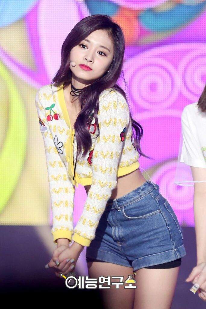 Tzuyu I'm gonna be a star & Jelly Jelly Outfits😍💞 | Twice (트와이스)ㅤ Amino