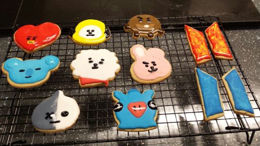 Игра печенька 18. Пряники bt21. Печенье bt21. Пряники БТС. Печенье БТС.