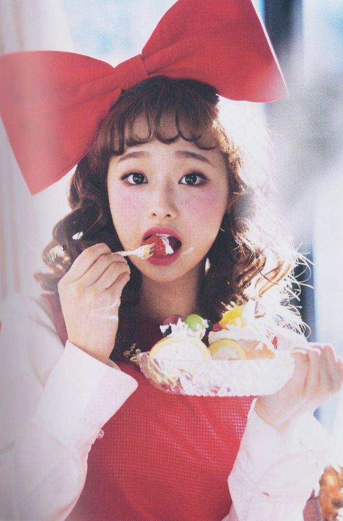 Chuu album scans (@ilovehaseul) | LOOΠΔ Amino Amino