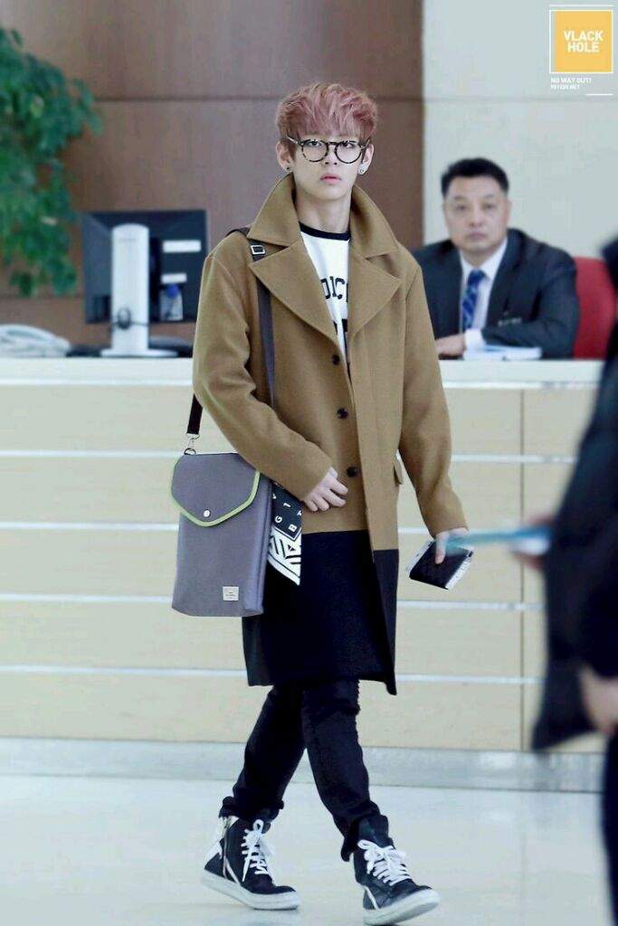 TOP 20 KIM TAE HYUNG AIRPORT FASHION | ARMY's Amino