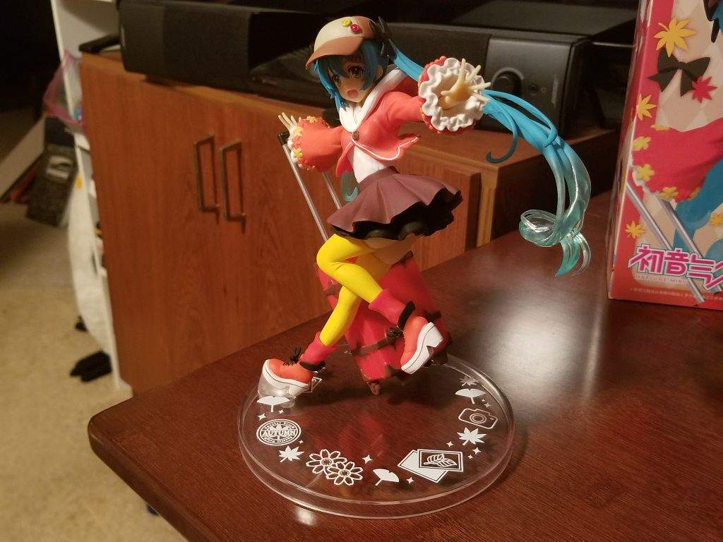 hatsune miku autumn figure