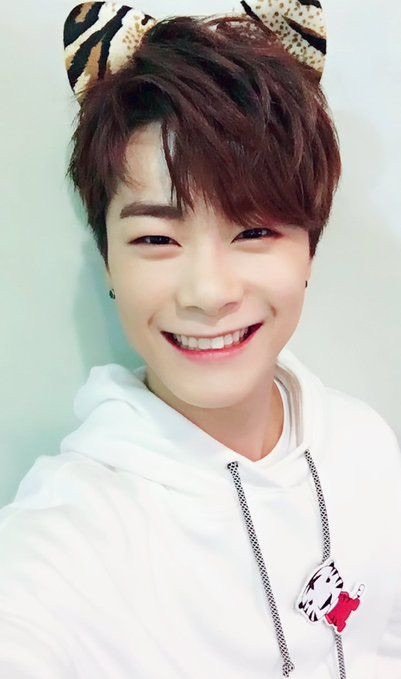 My First Date With Moonbin 🍃 | Astro Amino