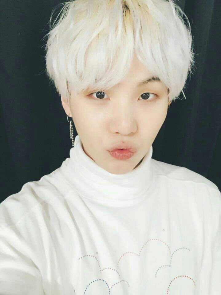 Suga con morros y una sonrisa | ARMY's Amino Amino