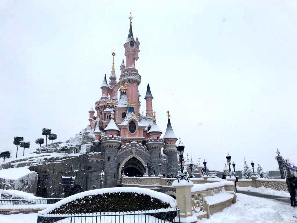 Disneyland Paris A Winter Wonderland Disney Amino