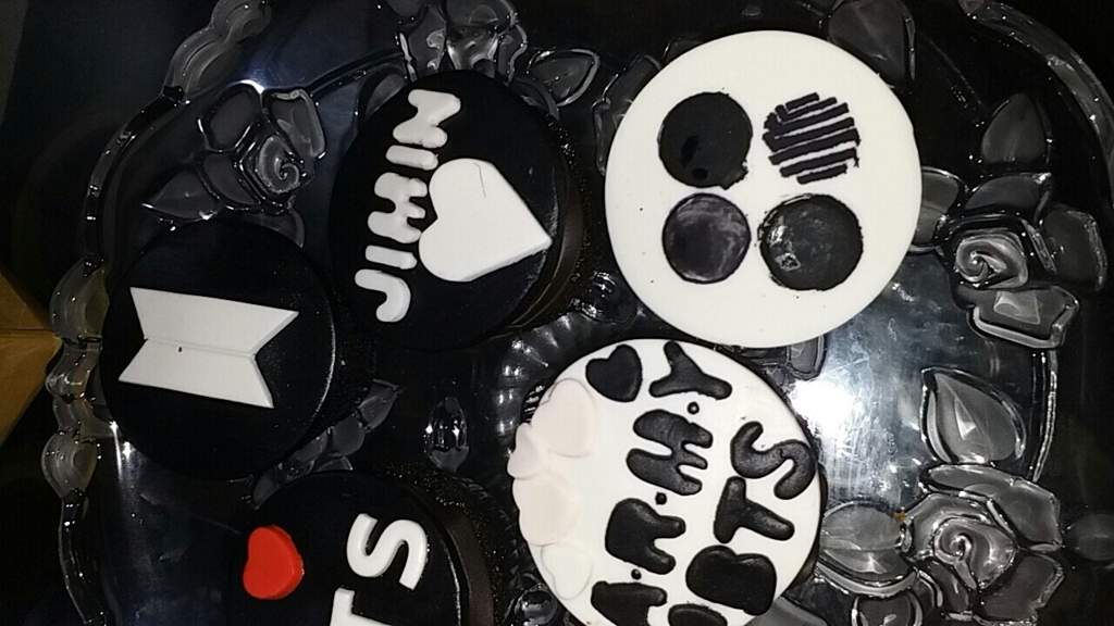 BTS Wings Themed Cupcakes ARMY's Amino BTS Wings Themed Cupcakes ARMY's Amino