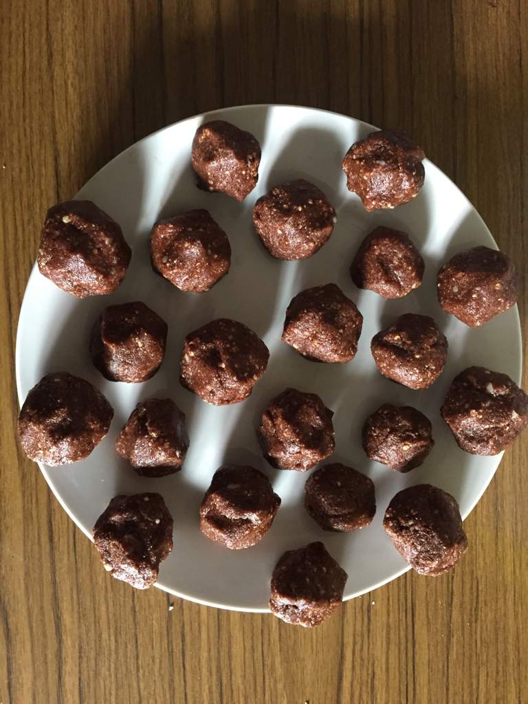 Healthy Raw Salted Caramel + Chocolate Balls👌🏻🍪 Vegan Amino