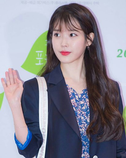 She's looks totally beautiful 🌼 | IU (Lee Ji Eun 아이유) Amino