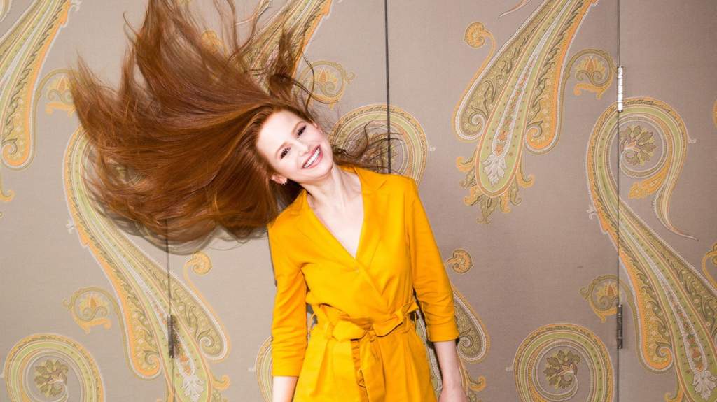 Znalezione obrazy dla zapytania madelaine petsch yellow