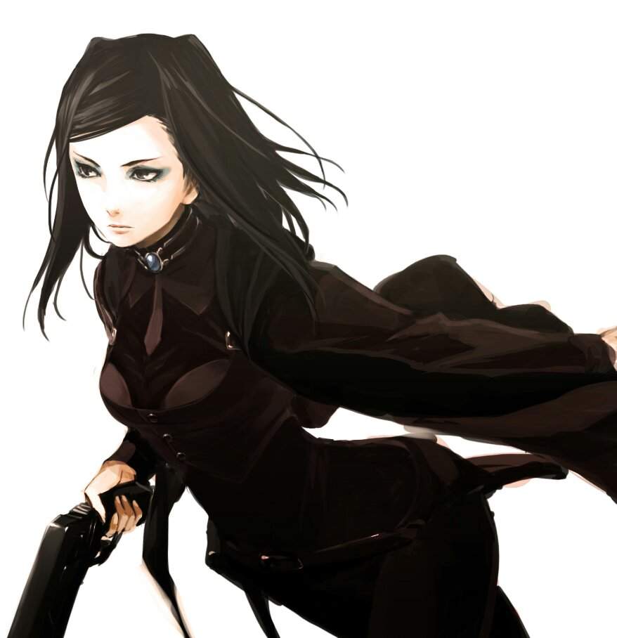 Девушка с черными волосами и в черной одежде