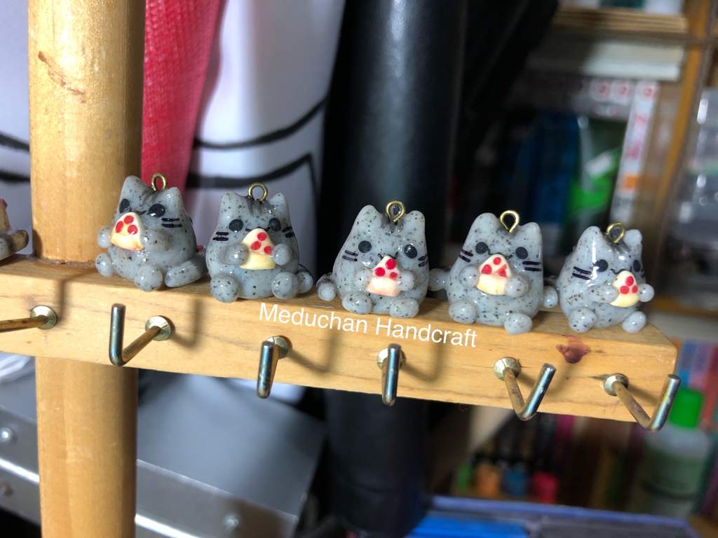 pusheen holding pizza