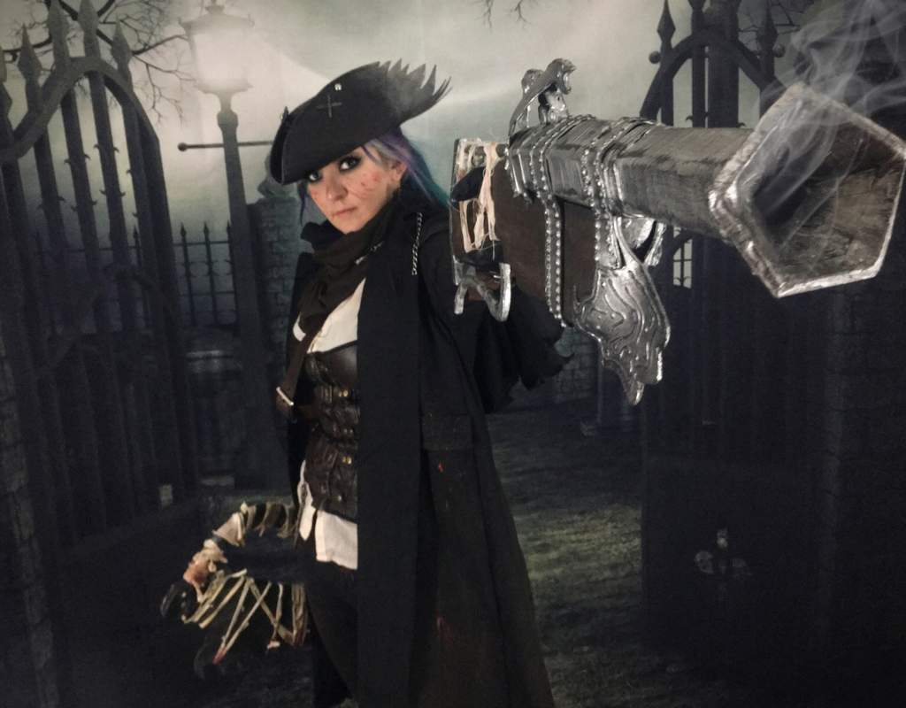 Канал охотница на белых ворон. Bloodborne Cosplay Hunter. Bloodborne Эйлин ворон охотник. Бладборн косплей охотник. Бладборн фем охотница.