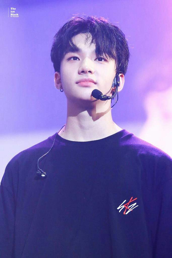 HQ PICTURE HWANG HYUNJIN IN DEBUT SHOWCASE | Stray Kids Amino